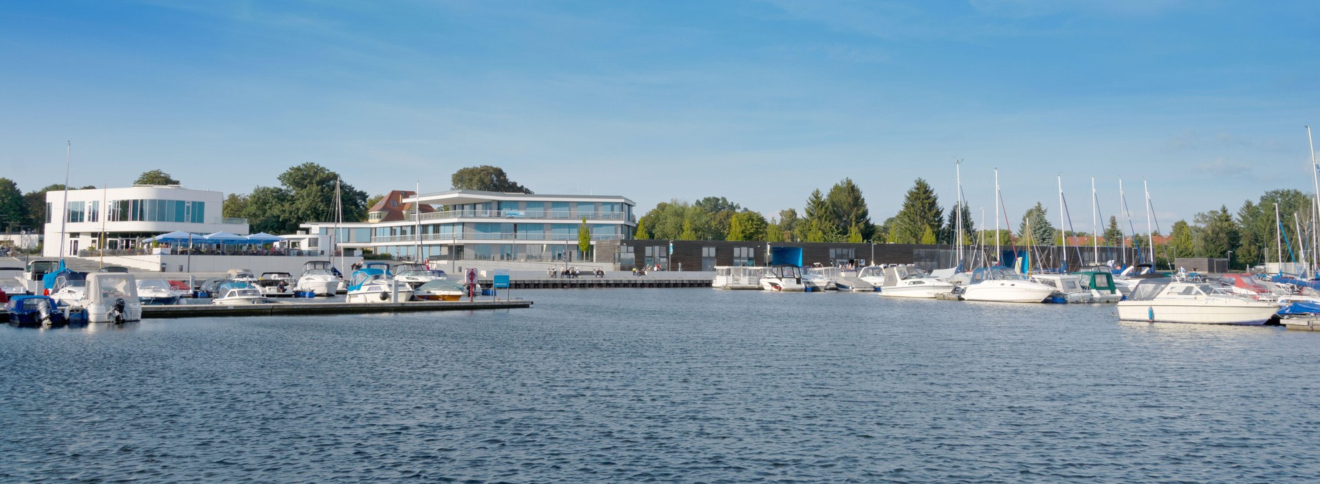 Stadthafen Senftenberg mit Booten und blauem Himmel